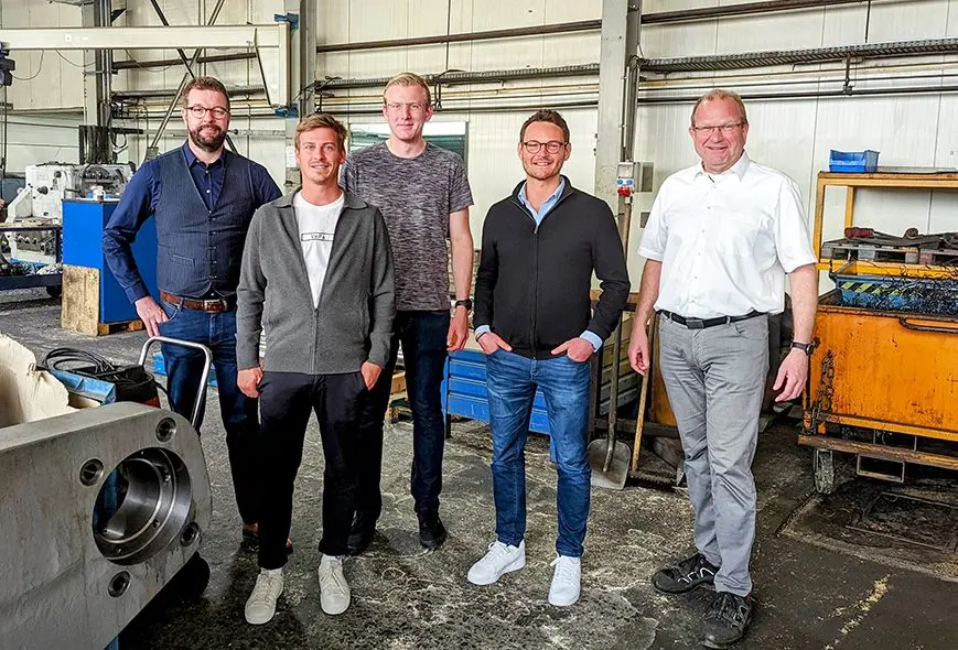 VePa Co-Founder Simon Schubnell und David Schön mit Investor Andreas Adldinger und den Fertigungspartnern