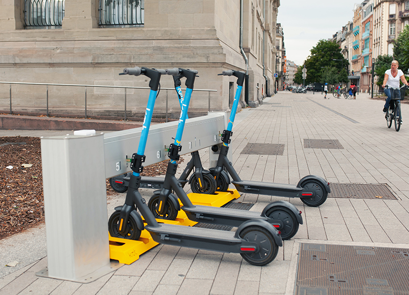 Leih-Roller parken an einer Vorrichtung für Micro Mobility